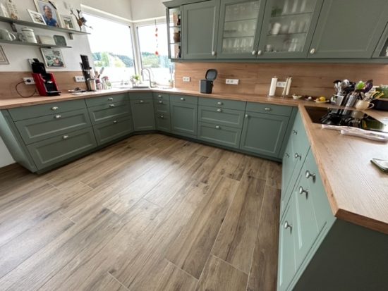 Küche  / Landhausstil Küche mit Holzoptikfliese 